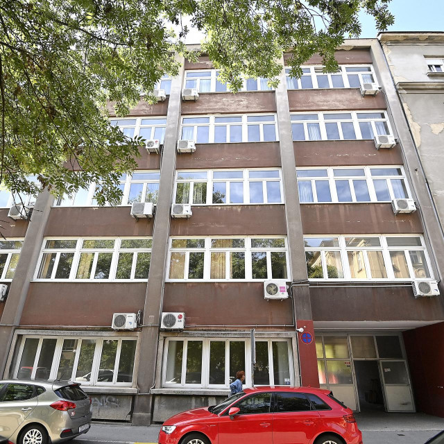 Sveuciliste u Zagrebu, Fakultet politickih znanosti.

 