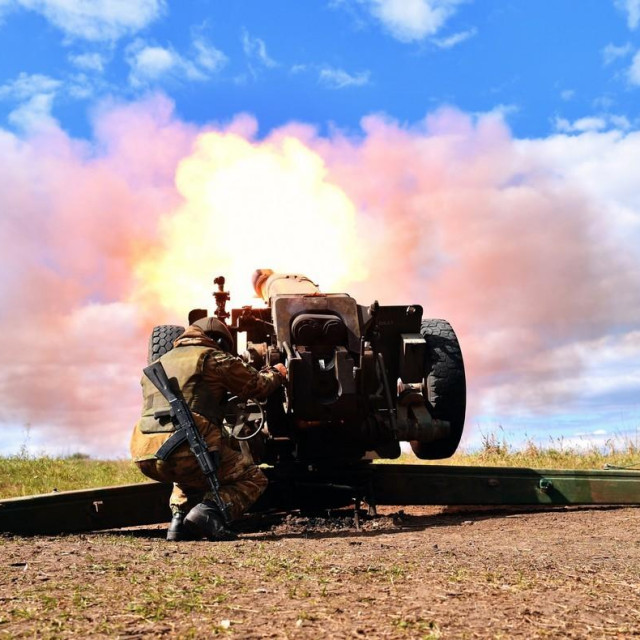 Pripadnici Wagner skupine ispaljuju projektil iz haubice u Ukrajini