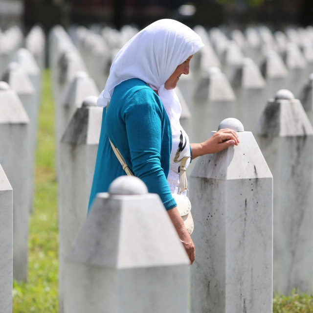 Dan prije ukopa 50 žrtava genocida u Srebrenici, arhivska fotografija