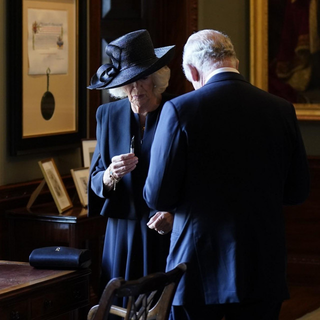 Kralj Charles III i Camilla s lošim nalivperom