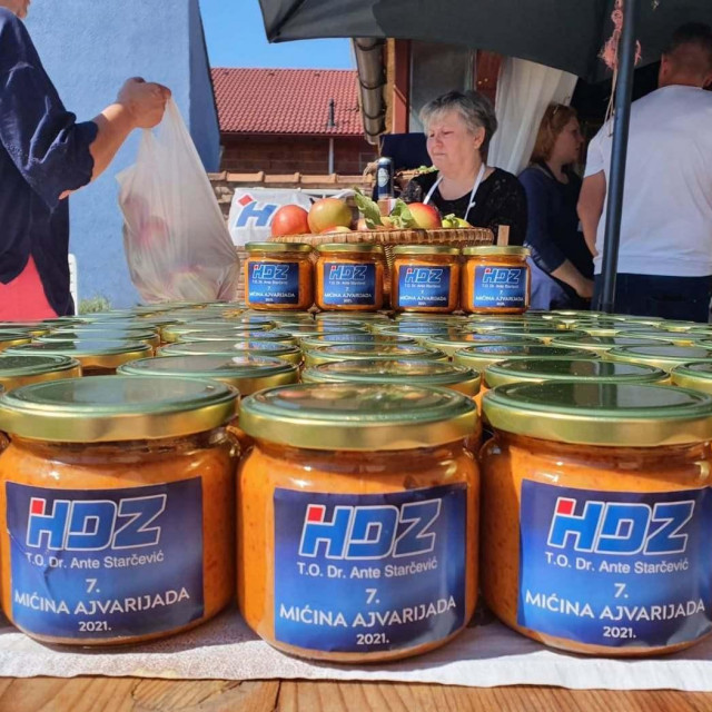 Ajvar koji se prodaje u himanitarnoj akciji
