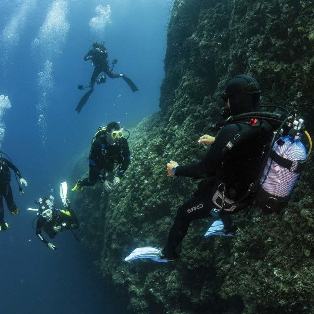 Neno vodi grupu na lokaciju Sika Margarina 