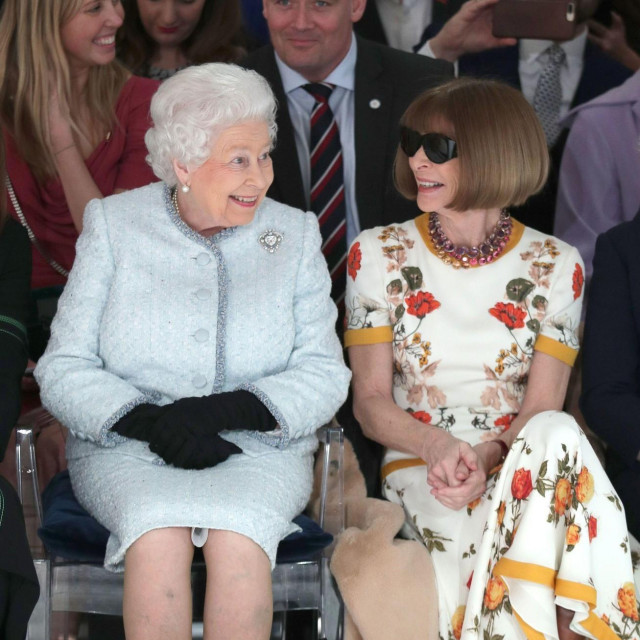 Wintour su kritizirali jer nije skinula sunčane naočale u društvu Elizabete II.
