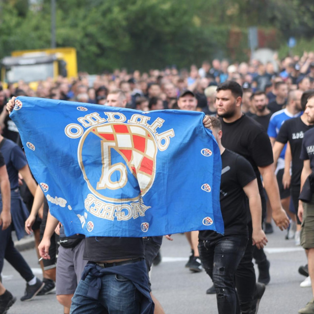 Navijači Dinama prilikom dolaska u korteu na San Siro