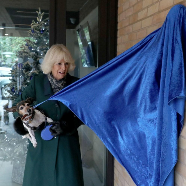 Camilla i Beth u posjeti skloništu iz kojeg je kujica udomljena