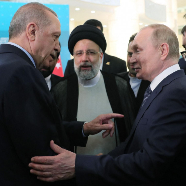 Razgovor Erdogana i Putina, u pozadini iranski predsjednik Ebrahim Raisi