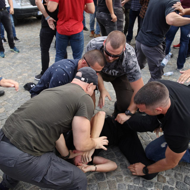 Policajci u civilu privode maloljetnog sudionika prosvjeda protiv HDZ-a 