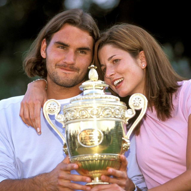 Mladi Roger Federer i njegova supruga Mirka slave njegov prvi wimbledonski pehar