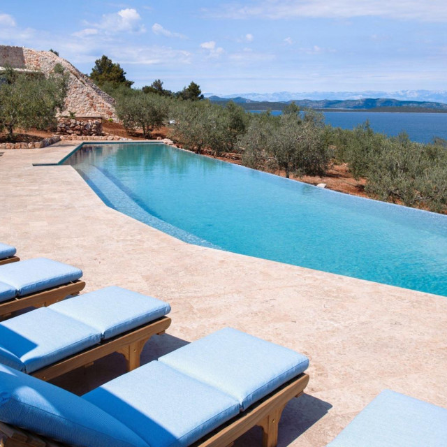 Žman, Dugi otok, Hotel Villa Nai 3.3. smješten je u masliniku obitelji Morović.