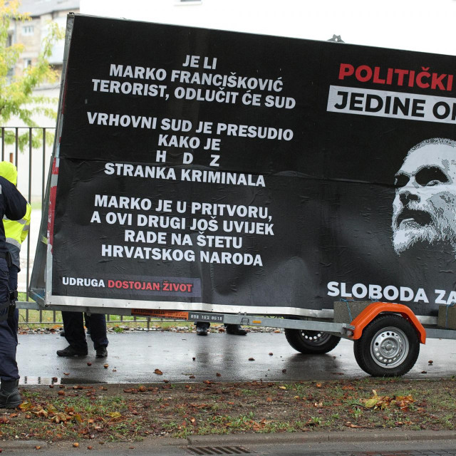 Policija uklanja plakat podrške Marku Franciškoviću