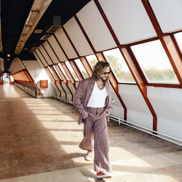 Fotografije: Mare Milin 

Košulja i hlače Klisab, potkošulja H&M, tenisice Converse