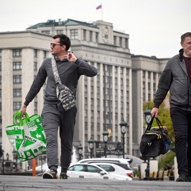 Muškarci u Moskvi nose opremu francuskog brenda Leroy Merlin, ilustracija