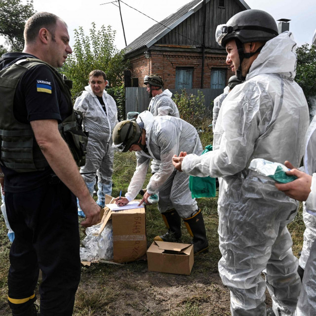 Iskopavanje masovnih grobnica u Izjumu