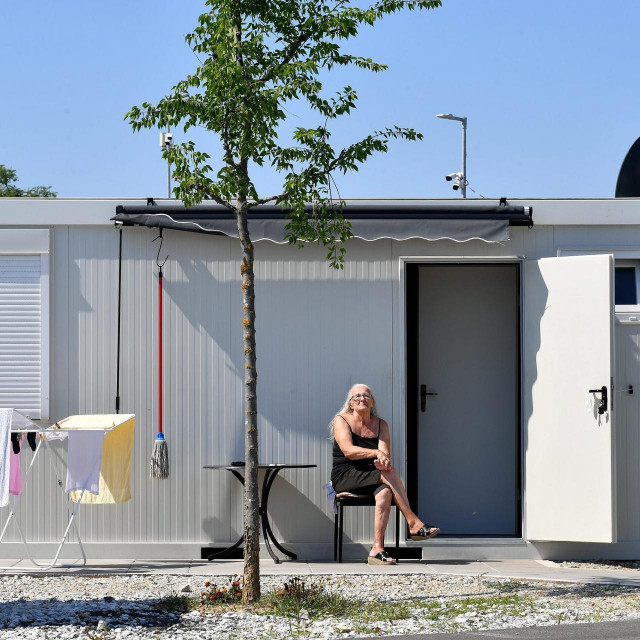 Život građana u kontejnerskom naselju u Glini.
 