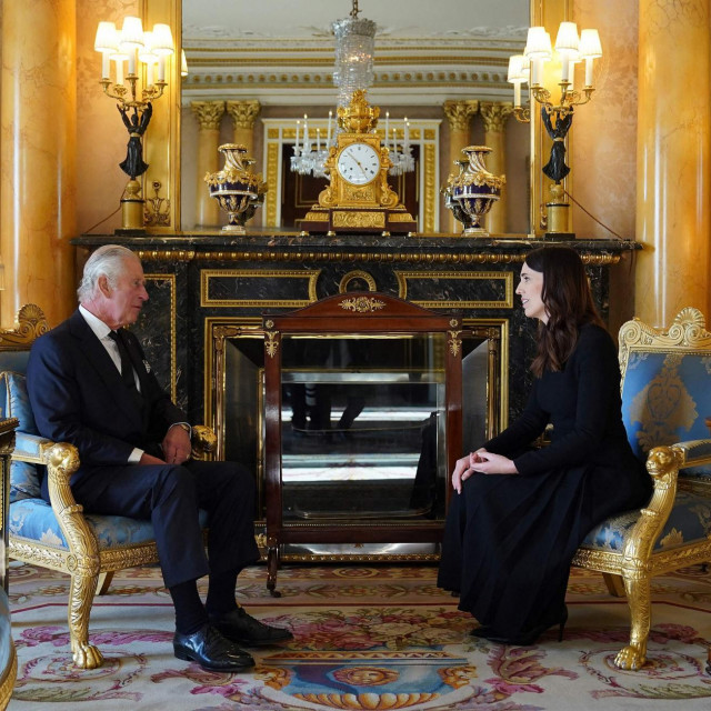 Kralj Charles III već se susreo s novozelandskom premijerkom Jacindom Ardern