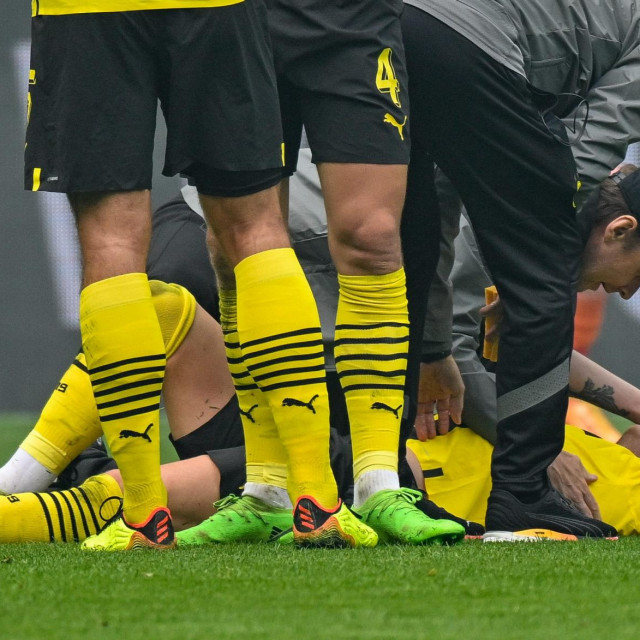 Marco Reus leži na travnjaku nakon ozljede