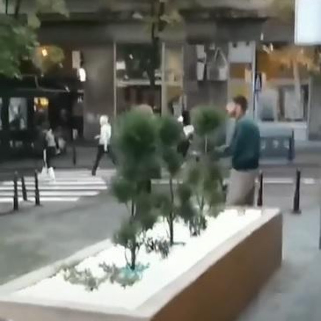 Par se svađa dok huligani bježe od policije