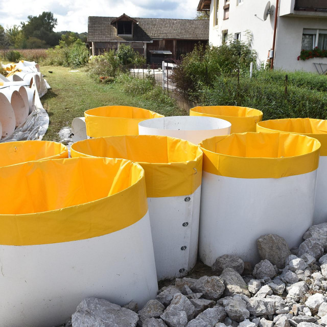 Box barijere punjene vodom koje nisu izdržale od siline vode