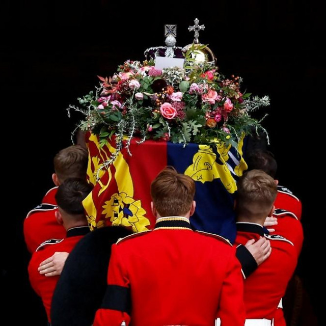 Polaganje kraljičinog lijesa u kapelicu Sv. Juraja u sklopu dvorca Windsor
