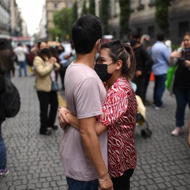Ljudi nakon potresa na ulicama Mexico Cityja
