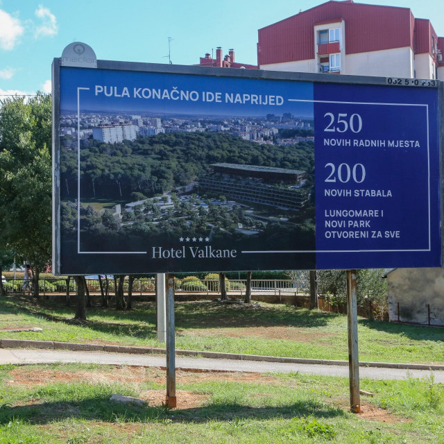 Jumbo - plakat najave izgradnje hotela Valkane na šetalištu Lungomare