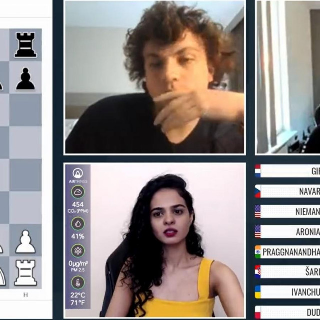 Hans Niemann, Magnus Carlsen i komentatorica Tania Sachdev tijekom meča