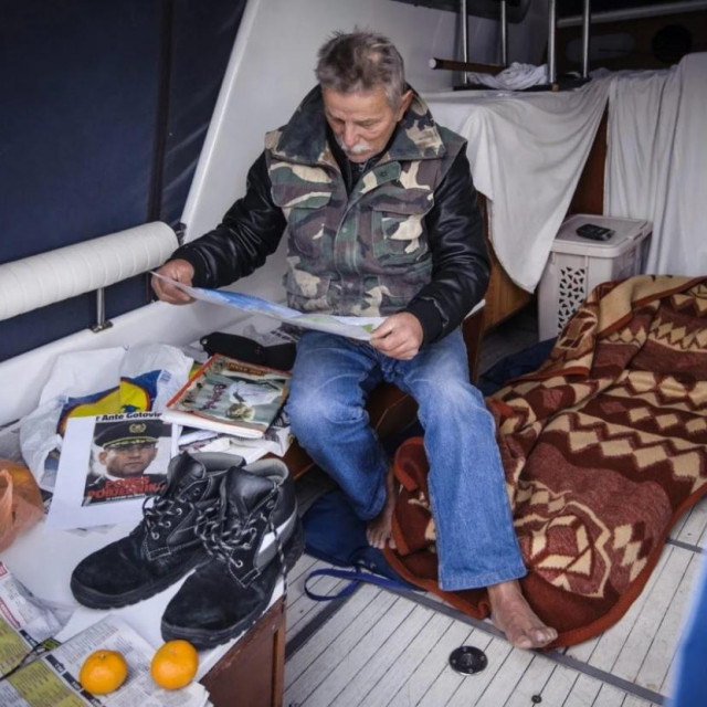 Dugo vremana je živio na brodu, prijatelj mu je osigurao smještaj na krmi ispod tende