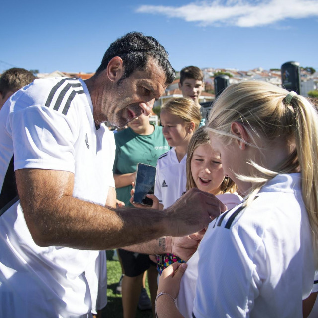 U Križnoj luci na igralištu NK Hvar u organizaciji UEFA-e održan je projekt Nogomet u školama, a nogometni velikani odigrali su utakmicu s djecom (Na slici Luis Figo)