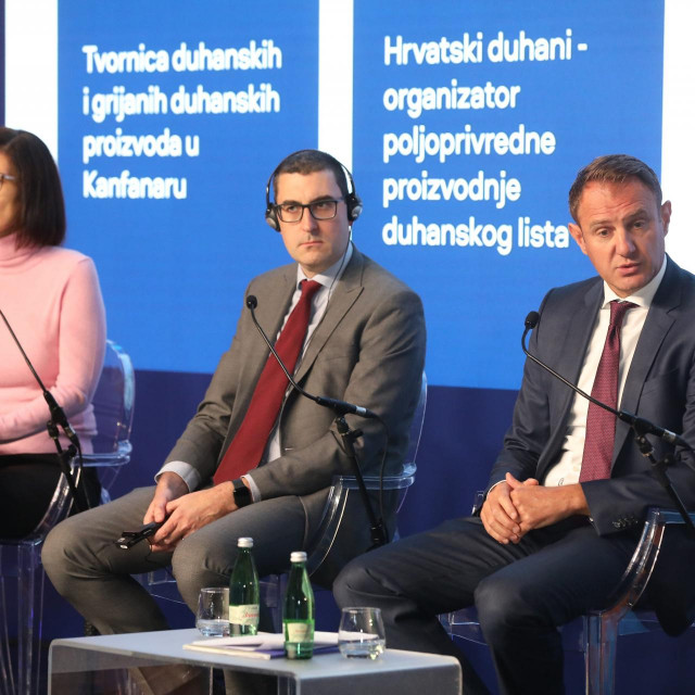 Predstavljanje studije Oxford Economics instituta o ekonomskom doprinosu BAT-a Hrvatskoj. Na panelu su govorili Zvonko Kolobara, generalni direktor BAT Adria regije Josip Lozančić, clan Uprave BAT Adria za regulatorne poslove Pete Collings, direktor savjetovanja za ekonomski utjecaj, Oxford Economics, EME i Maruška Vizek.
Na fotografiji: Maruška Vizek, Pete Collings i Josip Kolobara