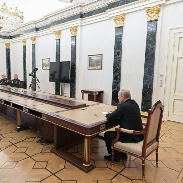 Vladimir Putin na sastanku sa Sergejem Šojguom i Valerijem Gerasimovom na samom početku invazije na Ukrajinu