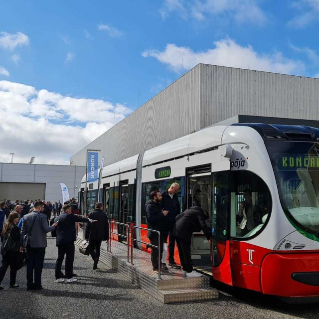 Niskopodni tramvaj, model TMK 2300 LT