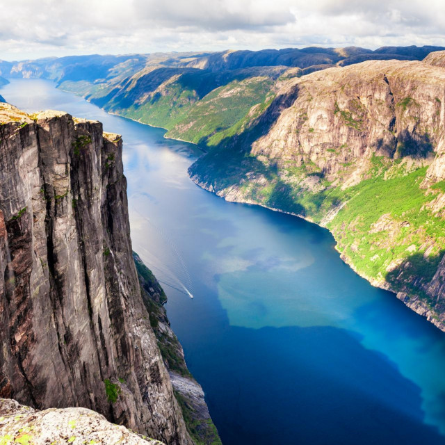 Lysefjord I planina Kjerag
