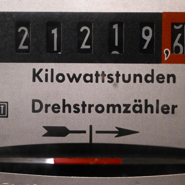 (FILES) In this file illustration photo taken on April 4, 2022 in Dortmund, western Germany, shows the reading of an electricity meter displaying consumed kilowatt hours. - German inflation gathered pace again in August, official data published on August 30, 2022 showed, as the soaring price of energy heaped pressure on households. Consumer prices rose by 7.9 percent in the year to August, according to the federal statistics agency Destatis, having fallen to 7.5 percent in July. (Photo by Ina FASSBENDER/AFP)