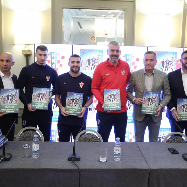 Na fotografiji: Petar Krpan,Dominik Livaković, Mateo Kovačić,Stipe Pletikosa, Marijan Kustić, Ivan Krakan i Domagoj Vida.
 