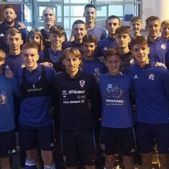 Luka Modrić i polaznici Dinamove škole