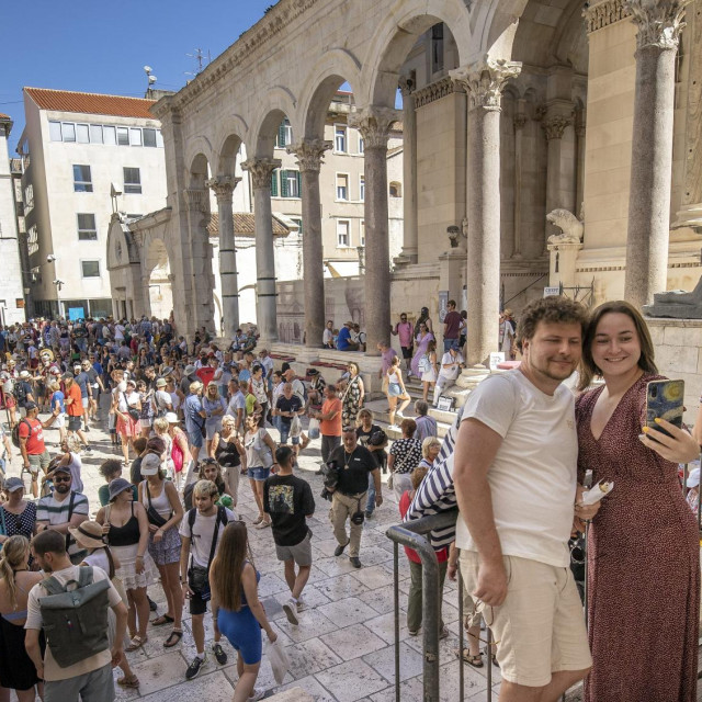 Turisti mobitelima fotografiraju i snimaju znamenitosti u staroj jezgri Splita


 