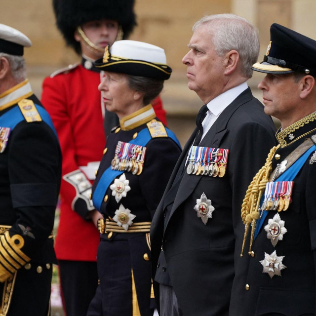 Kralj Charles III, princeza Anne, princ Andrew i princ Edward na ispraćaju kraljice Elizabete II.