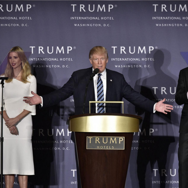 Donald Trump mlađi, Ivanka Trump, Donald Trump i Eric Trump tijekom otvaranja hotela Trump International u Washingtonu 2016. godine