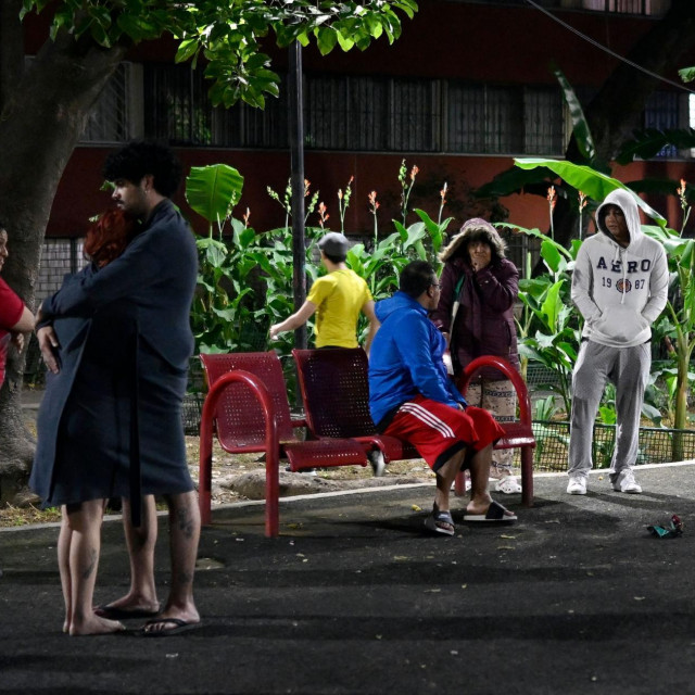 Uplašeni građani izašli su na ulicu