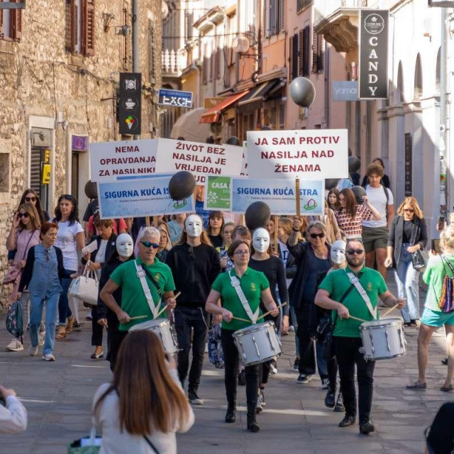Puštanje crnih balona u Puli