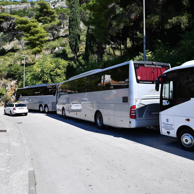 Autobusi parkirani na cesti prema Belvederu