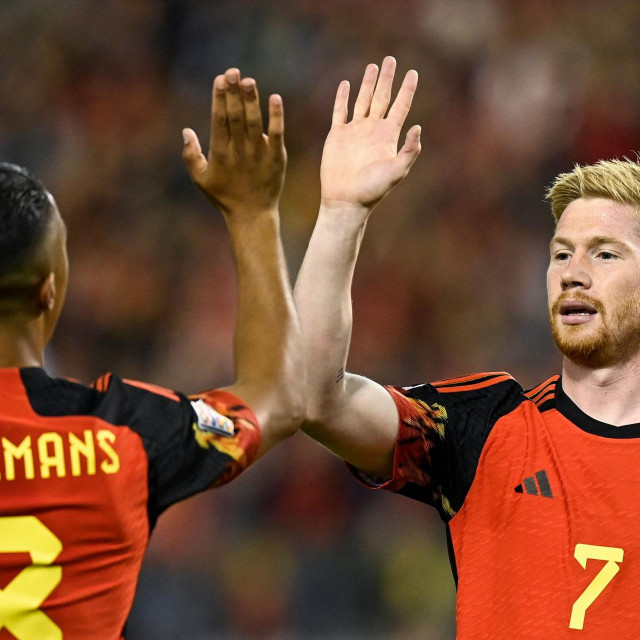 Kevin De Bruyne (desno) slavi gol protiv Walesa