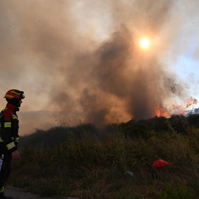 Pozar na Žnjanu u blizini hotela Zagreb
 