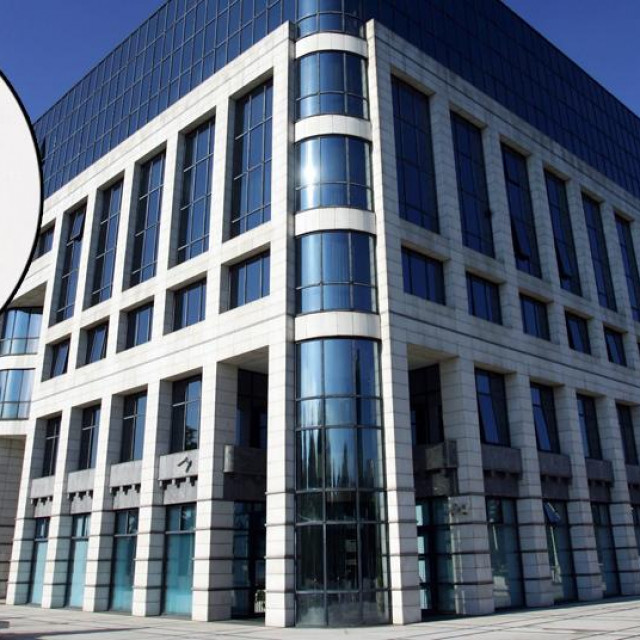 Zgrada Ine, Peter Ratatics (u krugu)