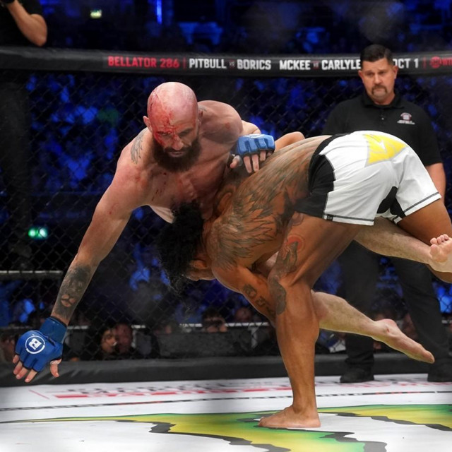 Peter Queally (lijevo) vs. Benson Henderson