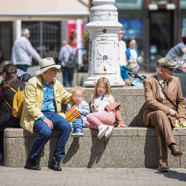Zagreb, 300422.
Prijepodne u centru grada.
Na fotografiji: Prolaznici na trgu bana Josipa Jelacica.