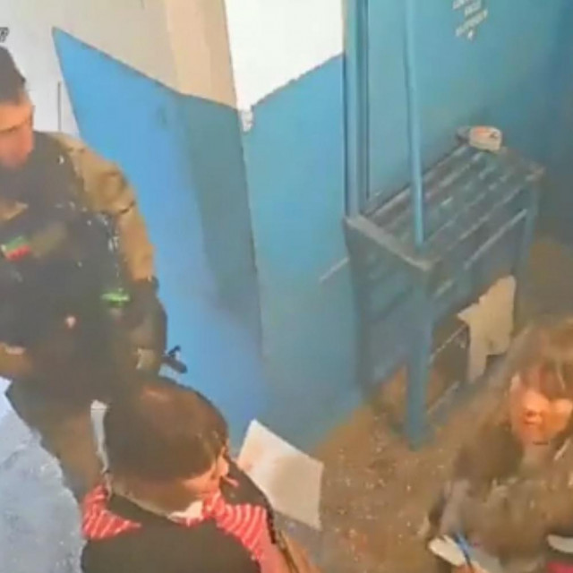 Prikupljanje glasova po kućama u pratnji naoružanih vojnika