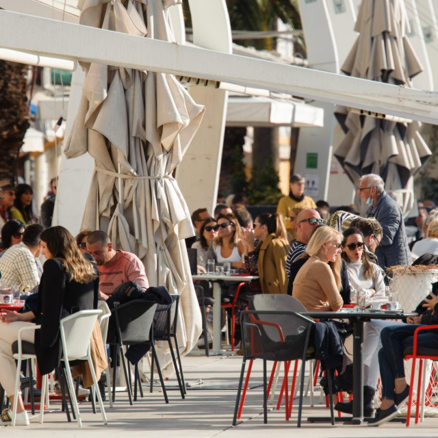 Split, 271120.
Gradjani uzivaju na suncu uz jutarnju kavu dan prije uvodjenja novih epidemioloskih mjera vezanih za pandemiju koronavirusom. Od ponoci stupaju na snagu nove epidemioloske mjere po kojima ce ugostiteljski objekti biti zatvoreni.