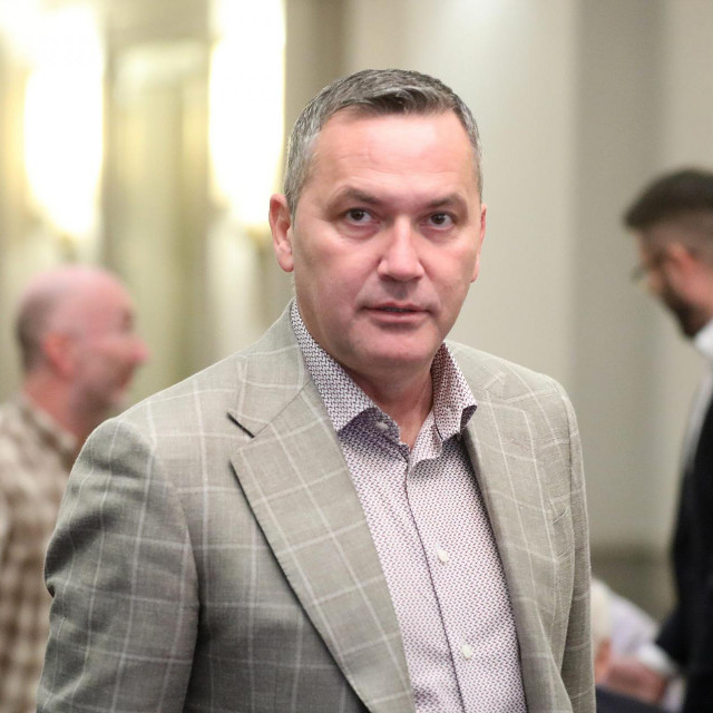 Marijan Kustić je otvorio 18. teren s umjetnom travom