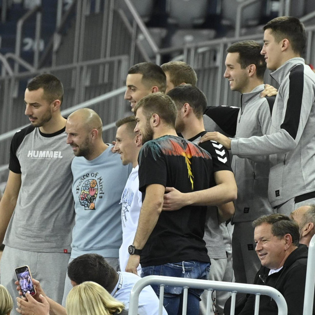 Mislav Oršić i Stefan Ristovski fotografirali su se s fanovima u publici.
 